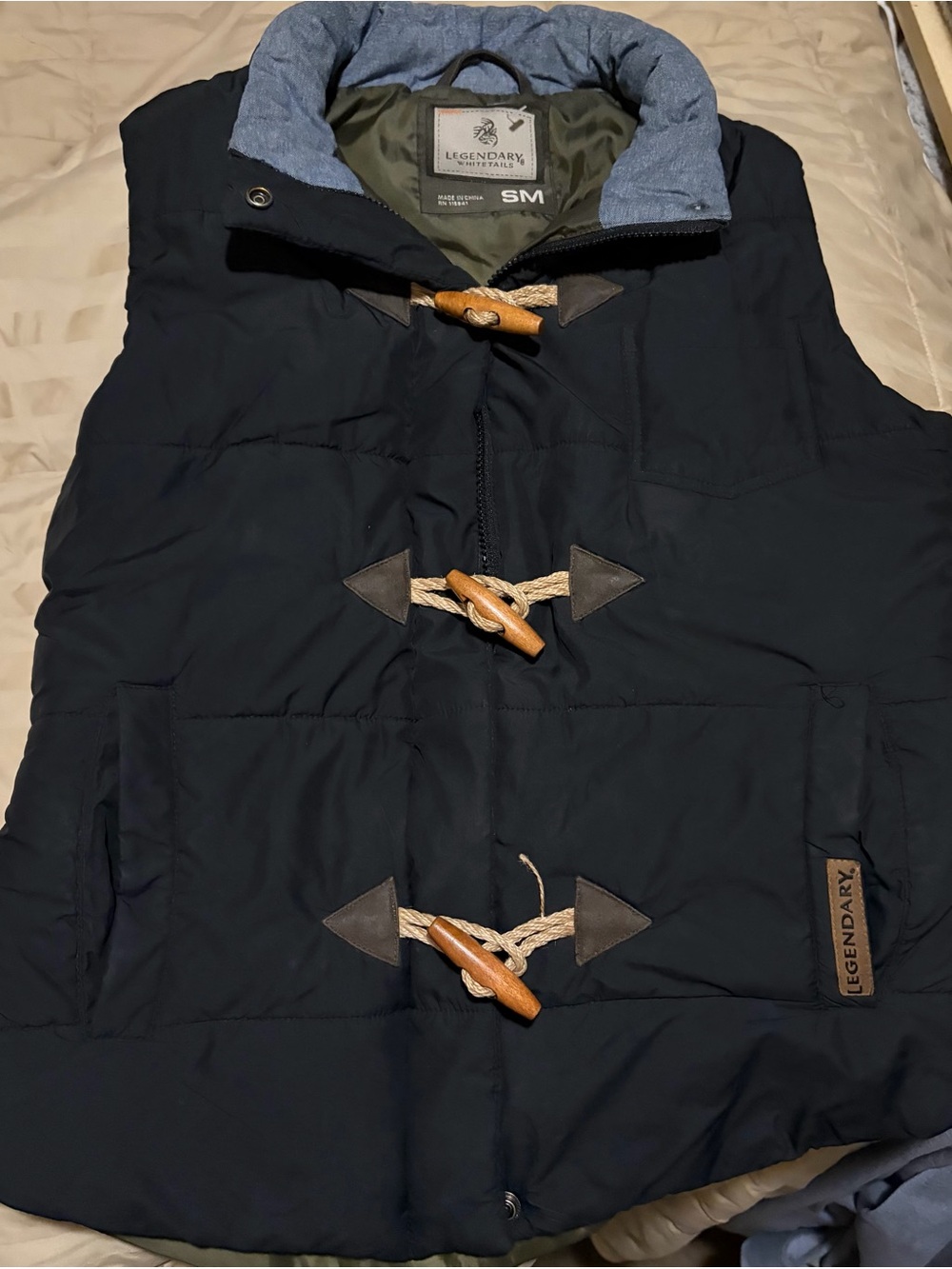 Legendary Men's white tail puffer vest Jacket Subcategory Identification nwot! M